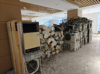 教室课桌、椅子、空调、教师办公桌隔断、办公椅、实验桌、电梯等转让公告