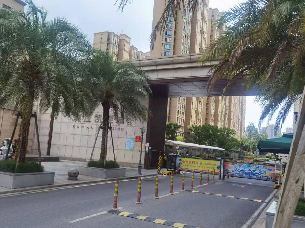 九江市渔苗塘路99号滨江凯旋城18栋不分单元402商业房产转让公告