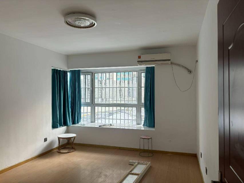 万达二期5号楼301室及万达广场二期3、4、5号自行车库80、83室房屋出租招租公告