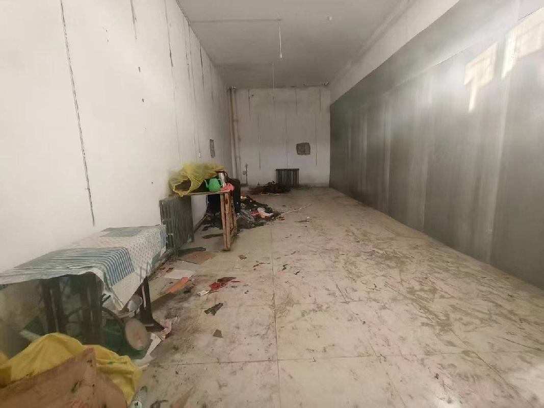 新源县国投公司位于新源县供销社市场B27号商铺约15㎡对外招租，租期三年