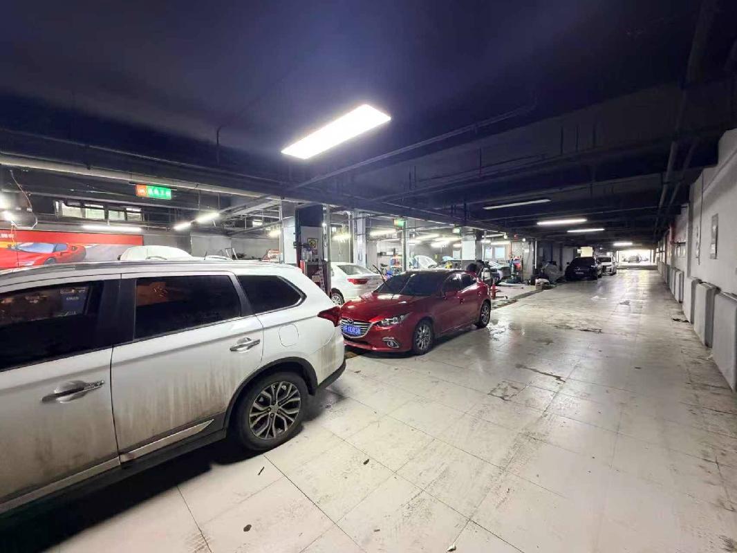 新疆霍尔果斯犁川粮油物资贸易有限责任公司位于伊宁市北京南路金苹果二期东门2号综合楼负一层（产权面积约：888.34㎡）对外招租（租期两年）