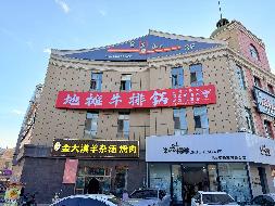 第四师创锦棉业有限公司位于霍城县清水镇2区北京东路(马蹄铁商业广场)B栋2楼205、206号（建筑面积约653.93㎡）对外招租，租期一年