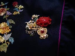 玉灿金篮 富贵花开——金工镶嵌百宝牡丹博古花篮胸针吊坠