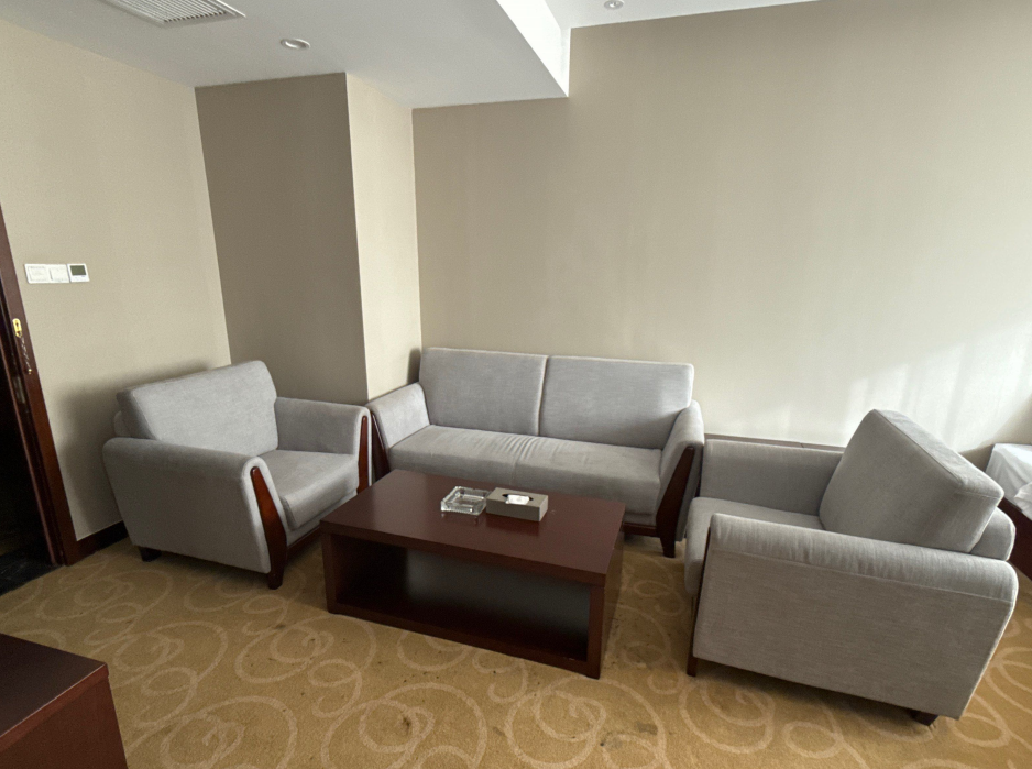 鄂尔多斯市东胜区林荫街道鄂尔多斯东街30号绿景酒店（原绿能酒店）整栋13层（含地下一层）房地产出租(国资监测编号GR2026NM1000989-4)