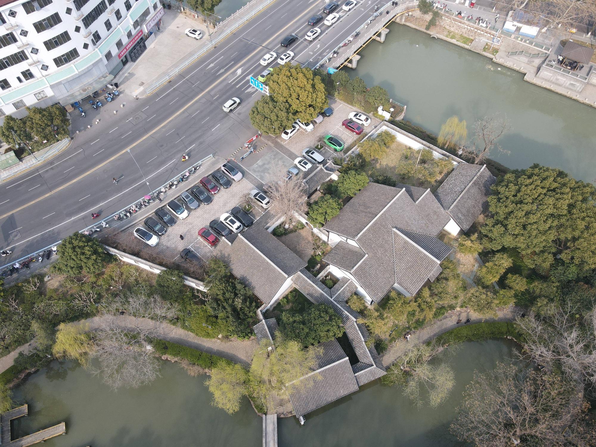 红梅公园书画院地上、地下；根雕馆；南门帕克之约停车场招租公告