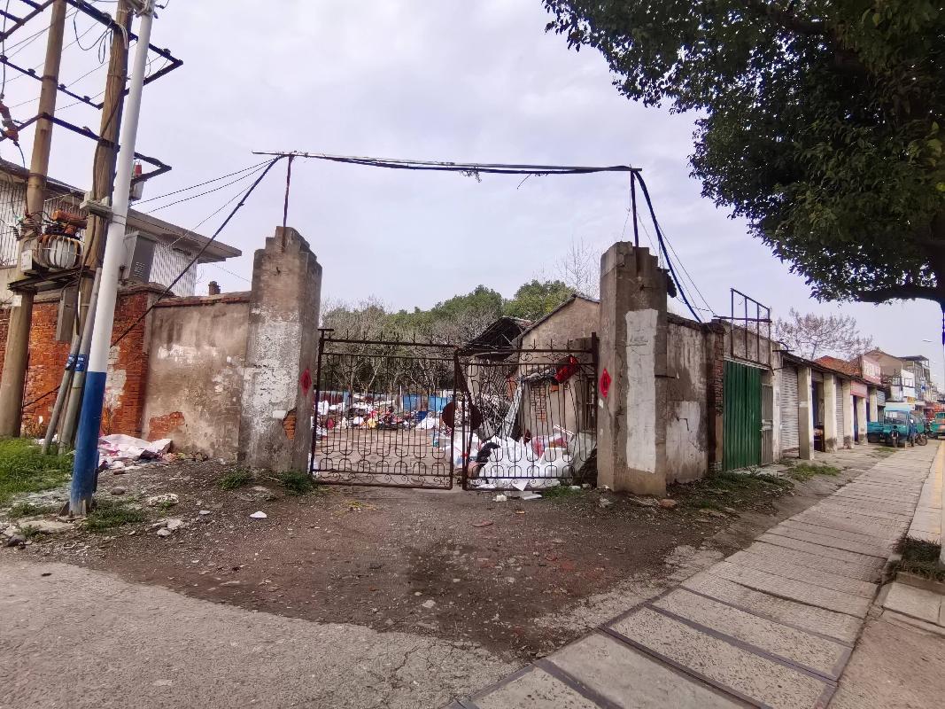 无为市无城镇东门外大街一处院子西块约200平方米场地出租公告(国资监测编号GR2026AH2000549)