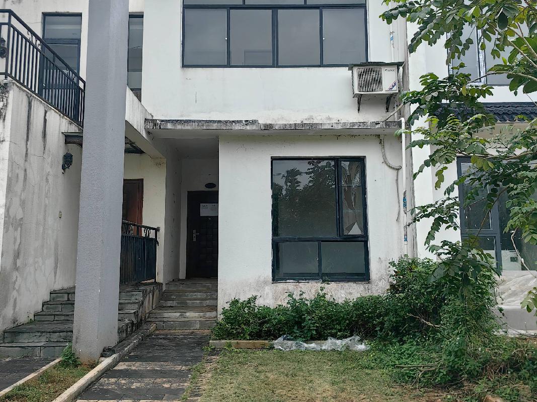 乌鲁木齐市高新小额贷款有限公司转让位于海口市秀英区东山镇海榆中线188号东山高尔夫度假住宅区B6#栋别墅1-2层B6-09房产