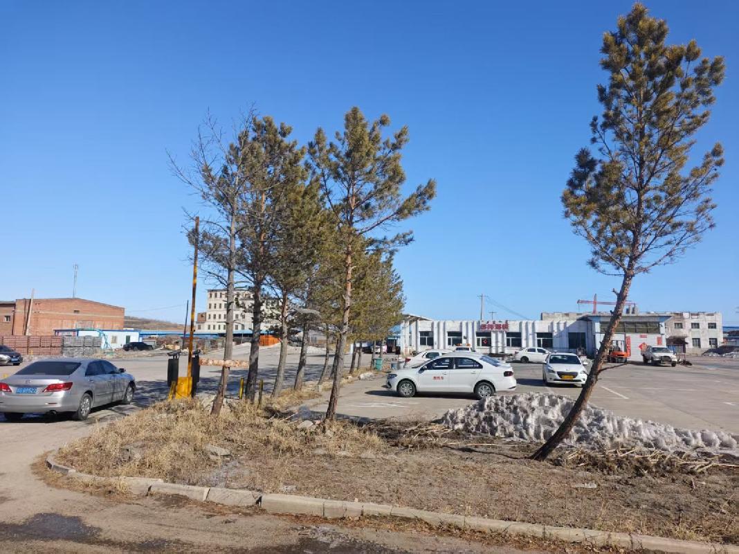 内蒙古自治区通辽市霍林郭勒市珠区宝街滨河路西北段1号3处地坪使用权、3处房屋建筑物独立出租（年租金详见清单，租期均为1年）
