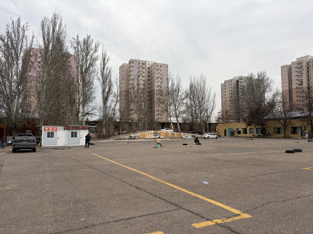 伊宁市公园街4巷23号（原农四师客运站畅行驾校训练场地占地面积约7.54亩)对外招租（租期一年）
