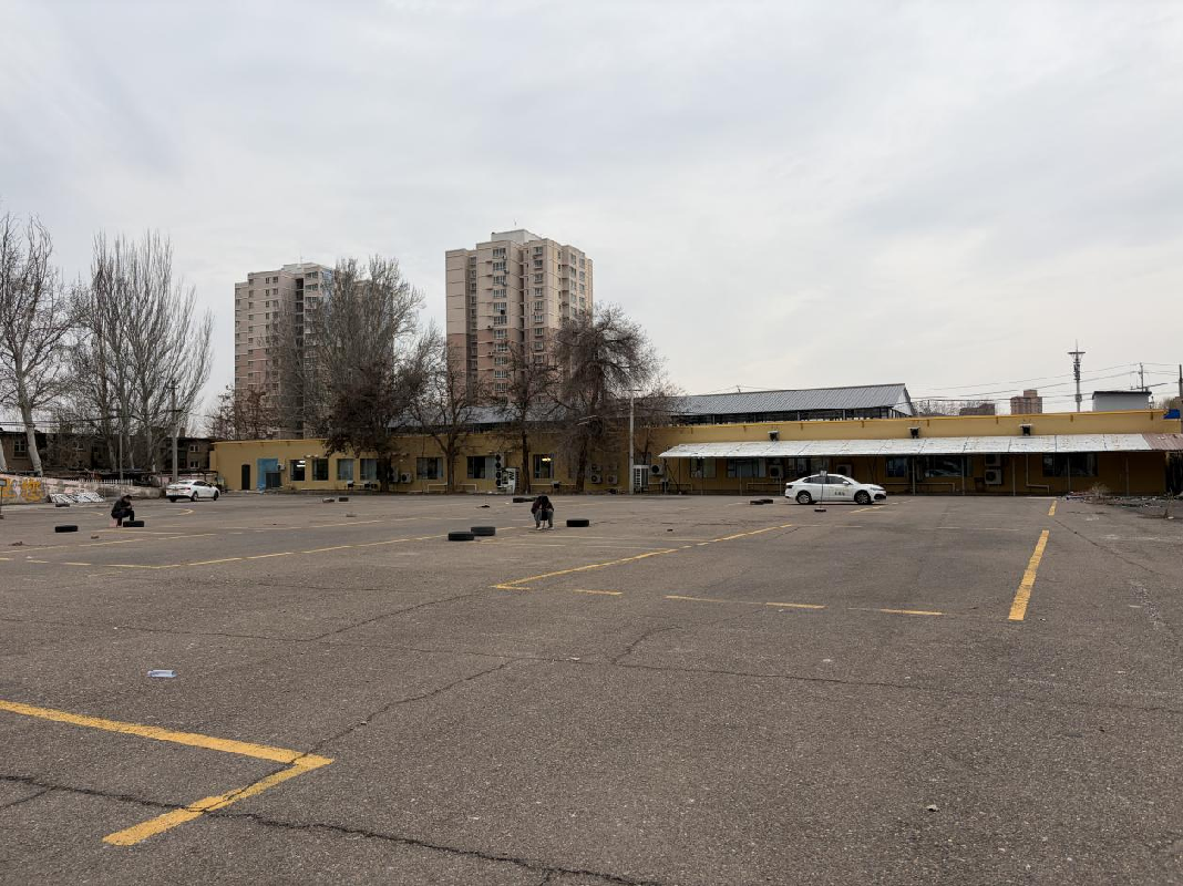 伊宁市公园街4巷23号（原农四师客运站畅行驾校训练场地占地面积约7.54亩)对外招租（租期一年）