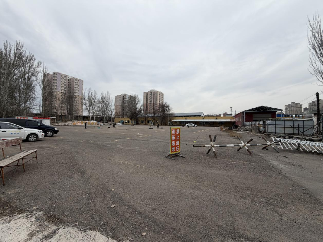 伊宁市公园街4巷23号（原农四师客运站畅行驾校训练场地占地面积约7.54亩)对外招租（租期一年）
