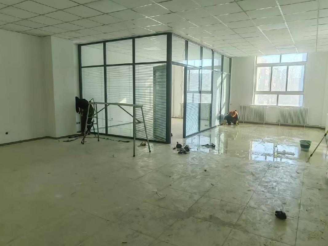 伊犁州伊宁市青年街 8 号（原伊宁卫生学校院内）三楼四区（东南角1间办公室面积约：83㎡）对外招租（租期三年）