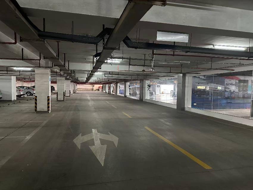 汉江路1号停车楼顶层部分区域（楼梯间顶部）