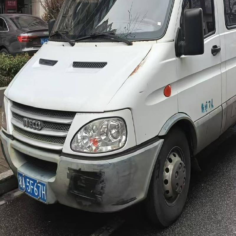 湘A5F67H依维柯牌NJ6554BCM小型普通客车