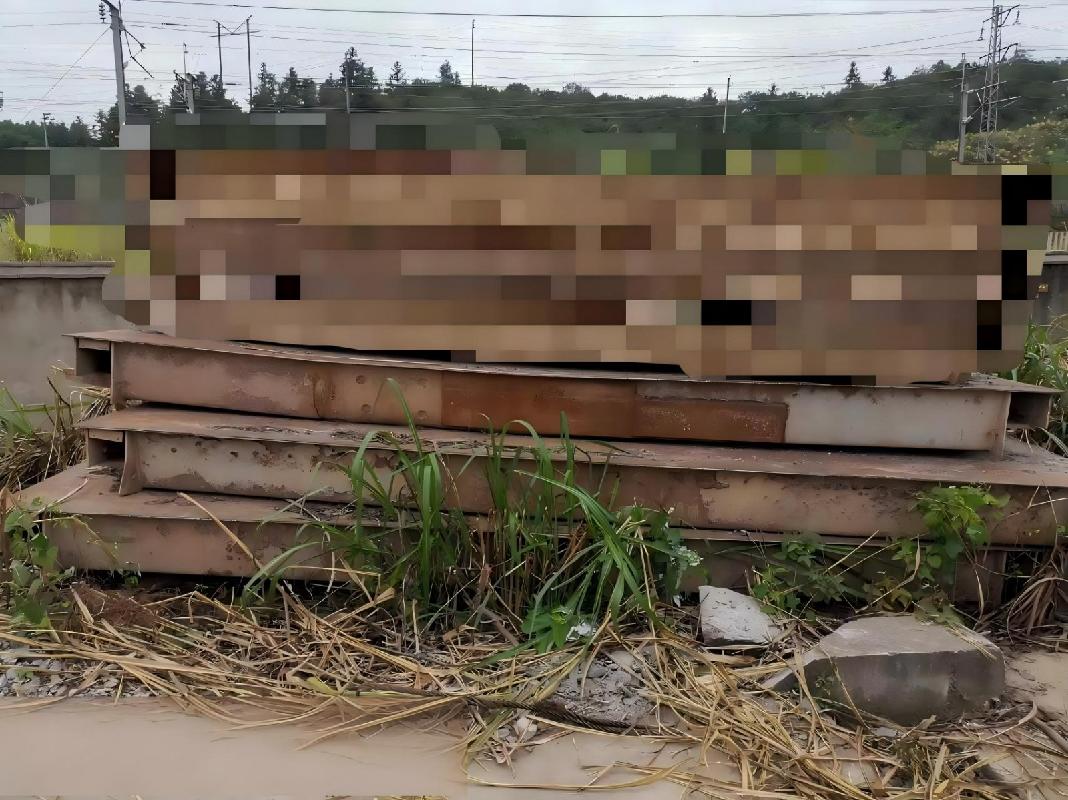 废旧龙门吊、运梁车、发电机、地磅、砼搅拌罐、测量试验仪器等设备一批 （预估重量约110吨）(国资监测编号GR2026HN1000636)