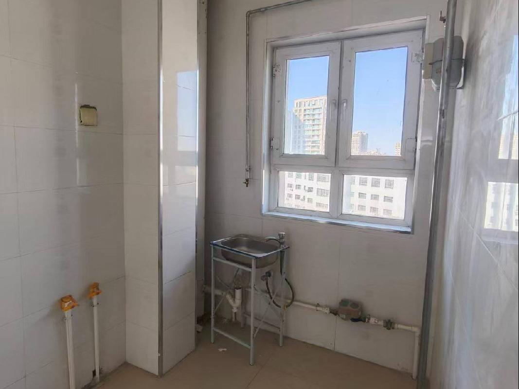 新疆中泰环鹏有限公司转让所属位于乌鲁木齐市沙依巴克区西虹西路980号沙区交警队周边棚户区改造项目(绿城·翡翠园)3#住宅楼1单元602室房产