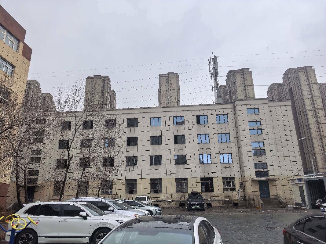新疆福地园房地产开发有限责任公司租赁位于乌鲁木齐市高新区（新市区）河滩北路1989号宏宇小区办公楼