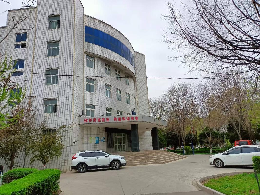 巩留县财政局位于巩留县乔勒盘路2号原财政局办公楼约2134.68㎡对外招租
