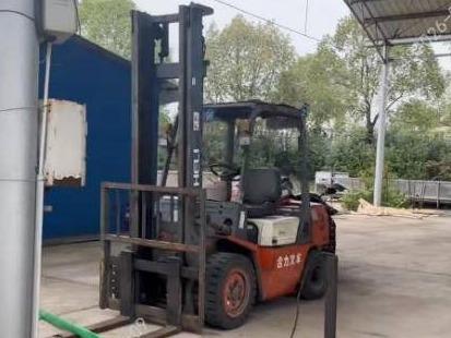 湖南新中意食品有限公司3台报废叉车设备资产