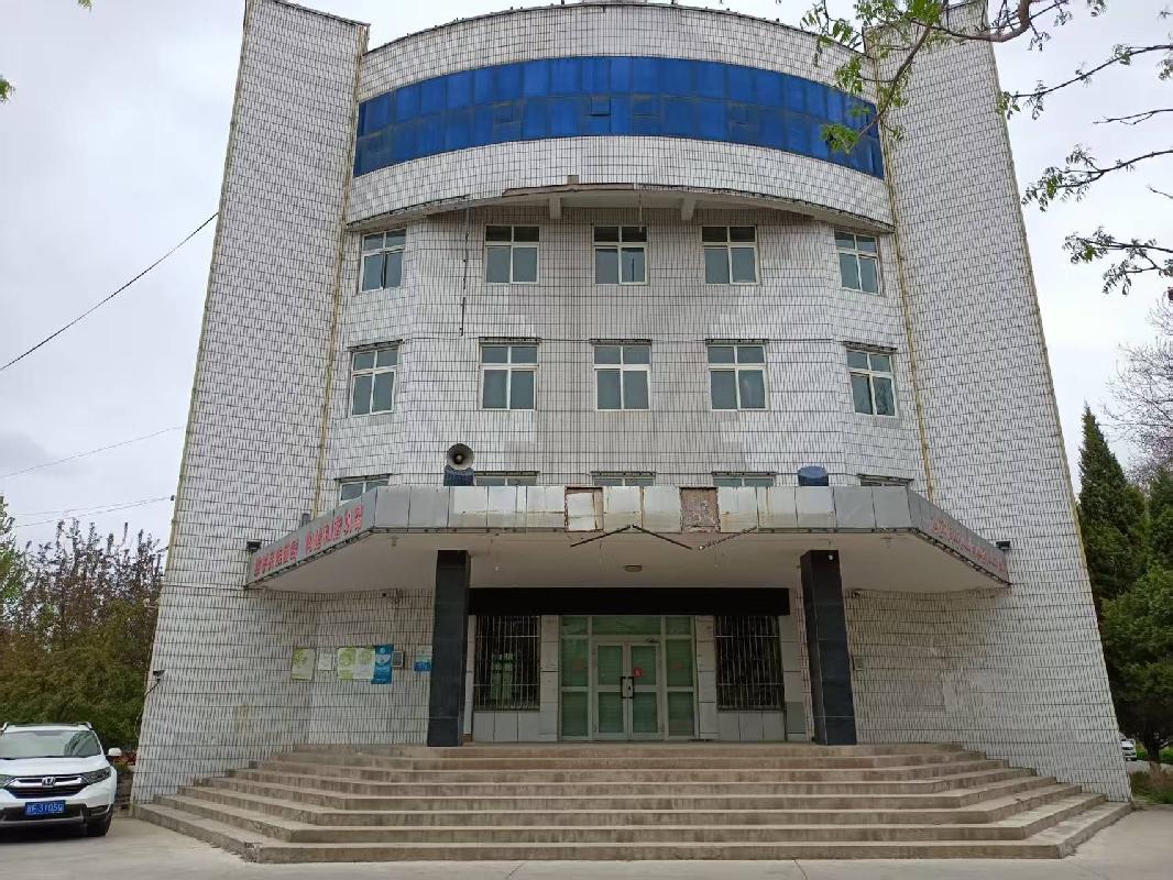 巩留县财政局位于巩留县乔勒盘路2号原财政局办公楼约2134.68㎡对外招租
