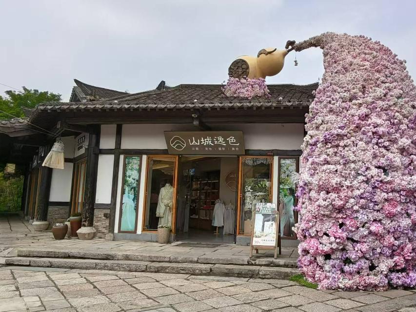 东方盐湖城B8-102、103、104的商铺招租公告