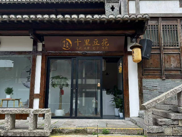 东方盐湖城A6-102-1 102-2的商铺招租公告