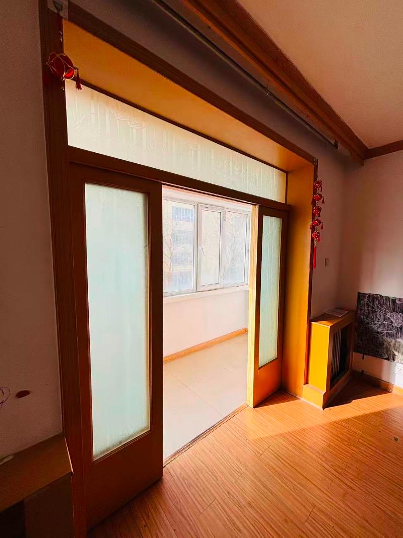 新源县国投公司位于幸福路067号院花苑小区11-3-301室约71.57㎡对外招租，租期三年