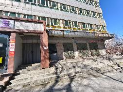 新源县国投公司位于幸福路社区文化路043号综合楼1-2商铺约54.41㎡对外招租，租期三年