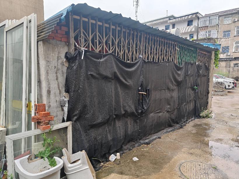 原房管所院内仓库西边部分场地招租公告
