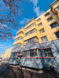新源县国投公司位于文化路043号广电小区1-2-202室约77.35㎡对外招租，租期三年