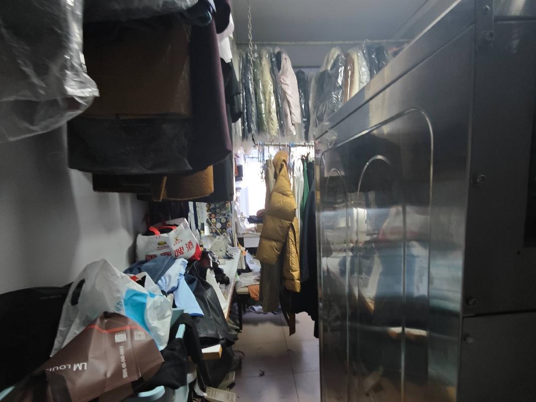 呼和浩特市新城区爱民街389号原财税职业学院15号家属楼1楼商铺从西数第13间（原依诺改衣洗衣店，年租金32500元，租期5年）(国资监测编号GR2026NM1001717)