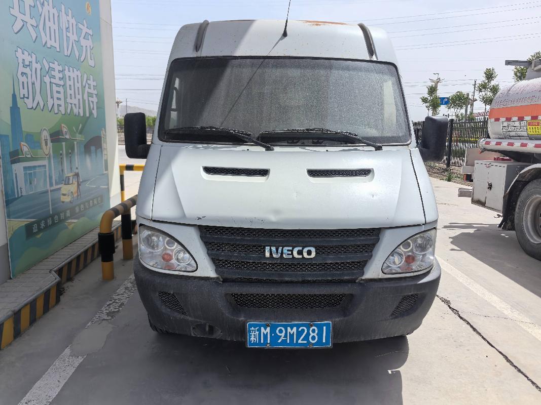新疆生产建设兵团石油有限公司第二师分公司转让一辆依维柯牌轻型厢式货车（新M9M281）