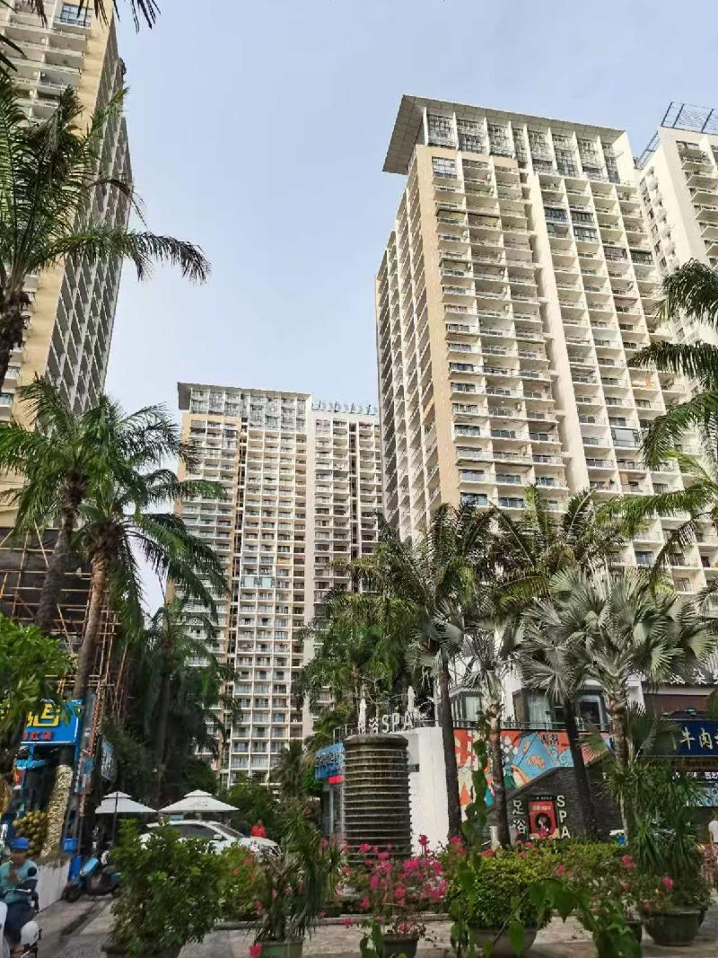 三亚市天涯区三亚湾路蓝色海岸A栋一单元808房（含配套及非配套使用家具家电）、C栋二单元3302房（含配套家具家电）再次分别转让