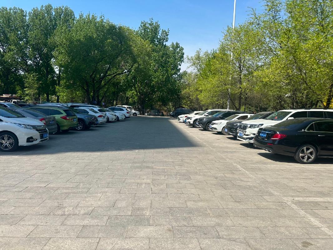 呼市满都海公园紧邻龙苑大厦地块（满都海停车场）出租（年租金底价288304元，含税）(国资监测编号GR2026NM1001770)