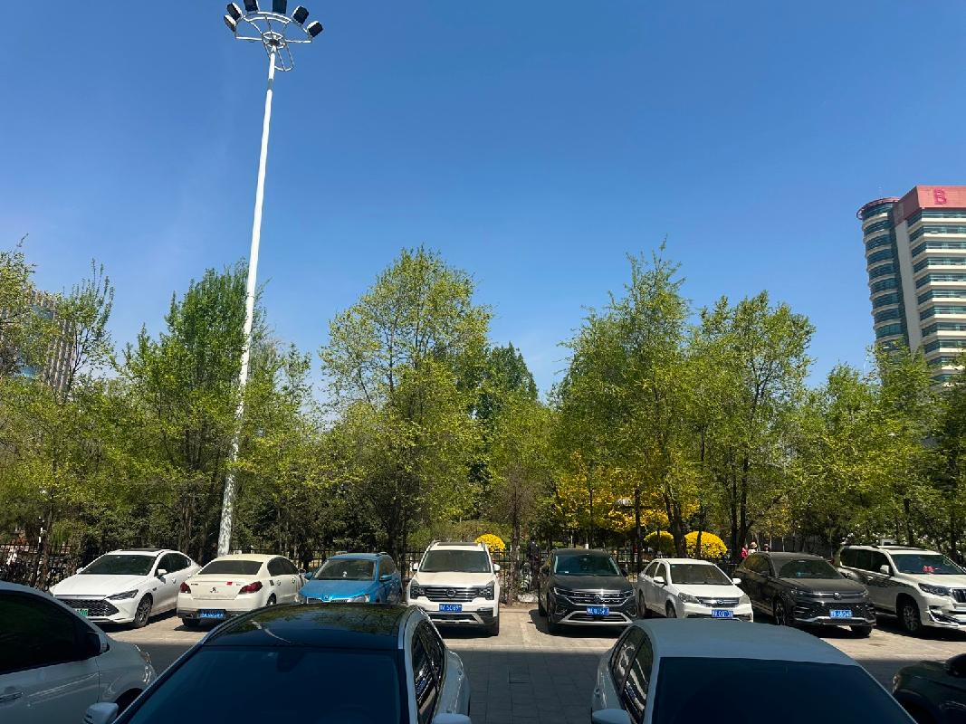呼市满都海公园紧邻龙苑大厦地块（满都海停车场）出租（年租金底价288304元，含税）(国资监测编号GR2026NM1001770)