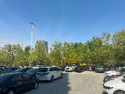 呼市满都海公园紧邻龙苑大厦地块（满都海停车场）出租（年租金底价288304元，含税）(国资监测编号GR2026NM1001770)