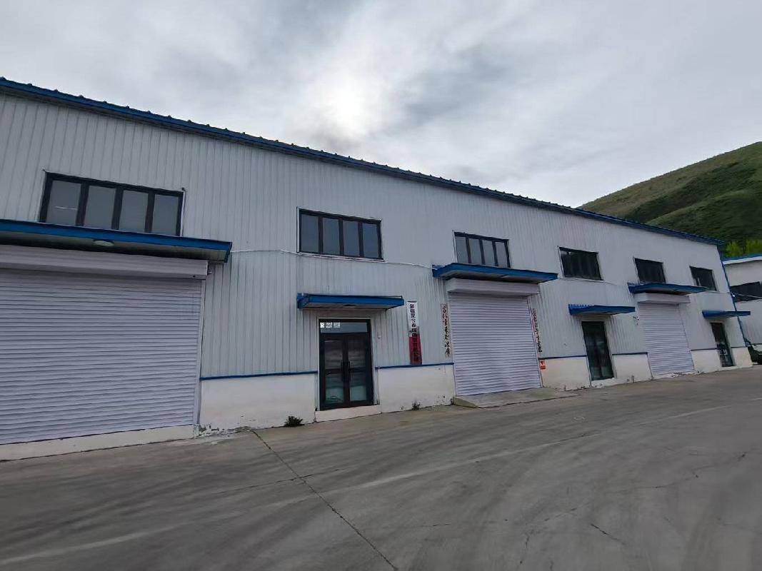 新源县汇融资产管理有限公司位于伊犁州新源县城南578线生态货运停车场园内2号厂房（建筑面积约1064.24㎡）对外招租，租期三年