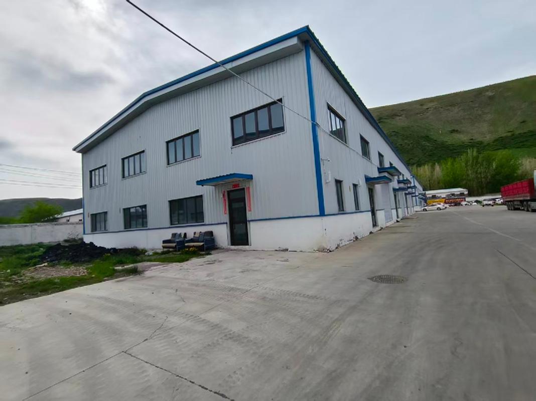 [伊犁哈萨克自治州]新源县汇融资产管理有限公司位于伊犁州新源县城南578线生态货运停车场园内2号厂房（建筑面积约1064.24㎡）对外招租，租期三年