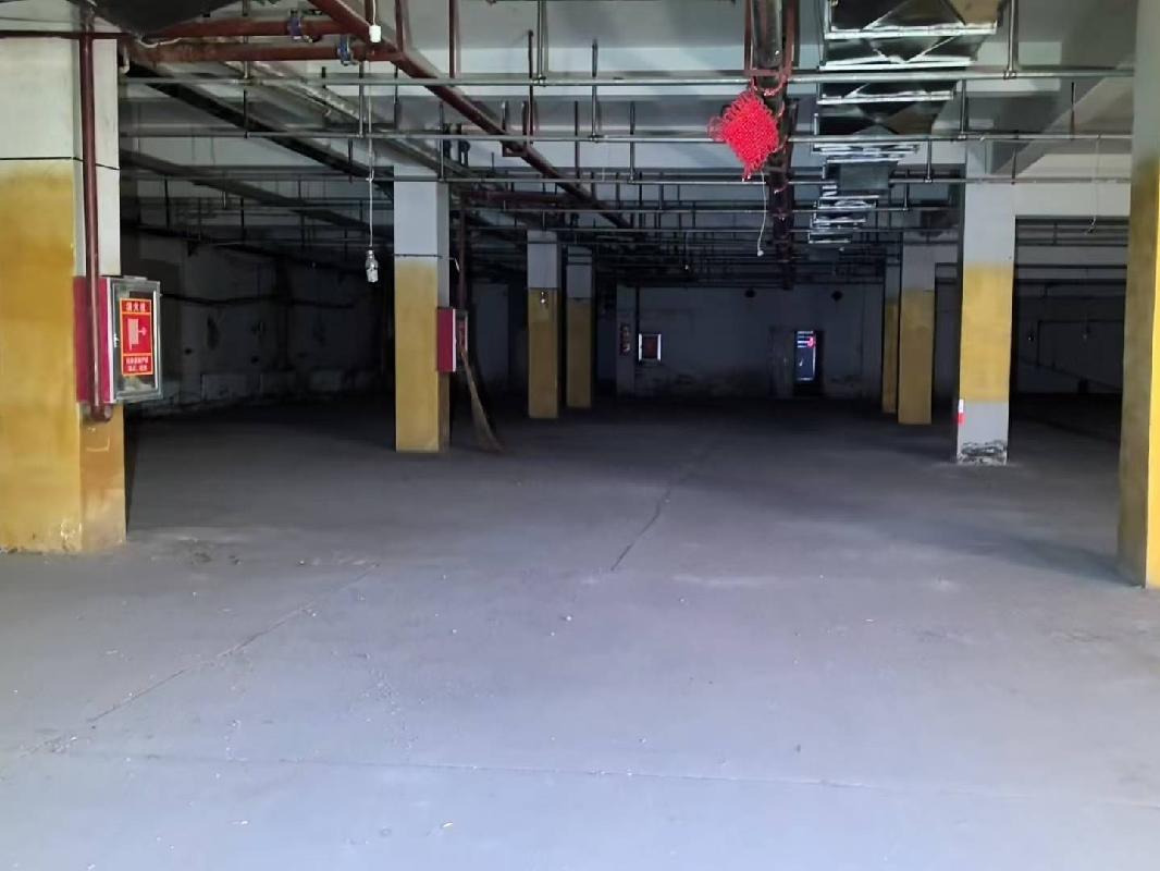伊犁州财通位于伊宁市银城家苑四期3A底商-1层地下车库约2889.7㎡对外招租，租期三年