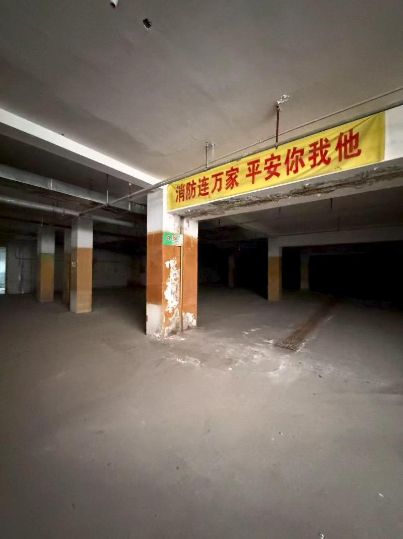 伊犁州财通位于伊宁市银城家苑四期3A底商-1层地下车库约2889.7㎡对外招租，租期三年