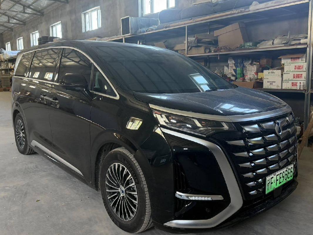 伊犁鼎辉建筑安装有限责任公司所属腾势牌QCJ6520MT6HEV5新FFE9666小型普通客车对外转让
