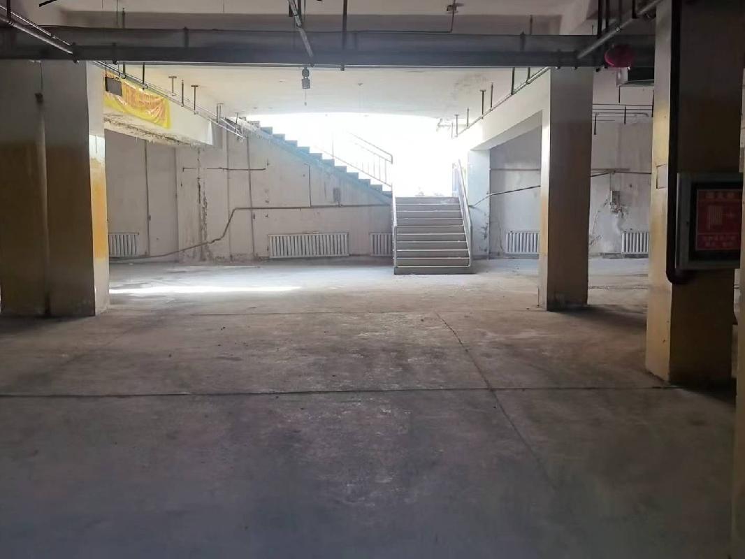 伊犁州财通位于伊宁市银城家苑四期3A底商-1层地下车库约2889.7㎡对外招租，租期三年