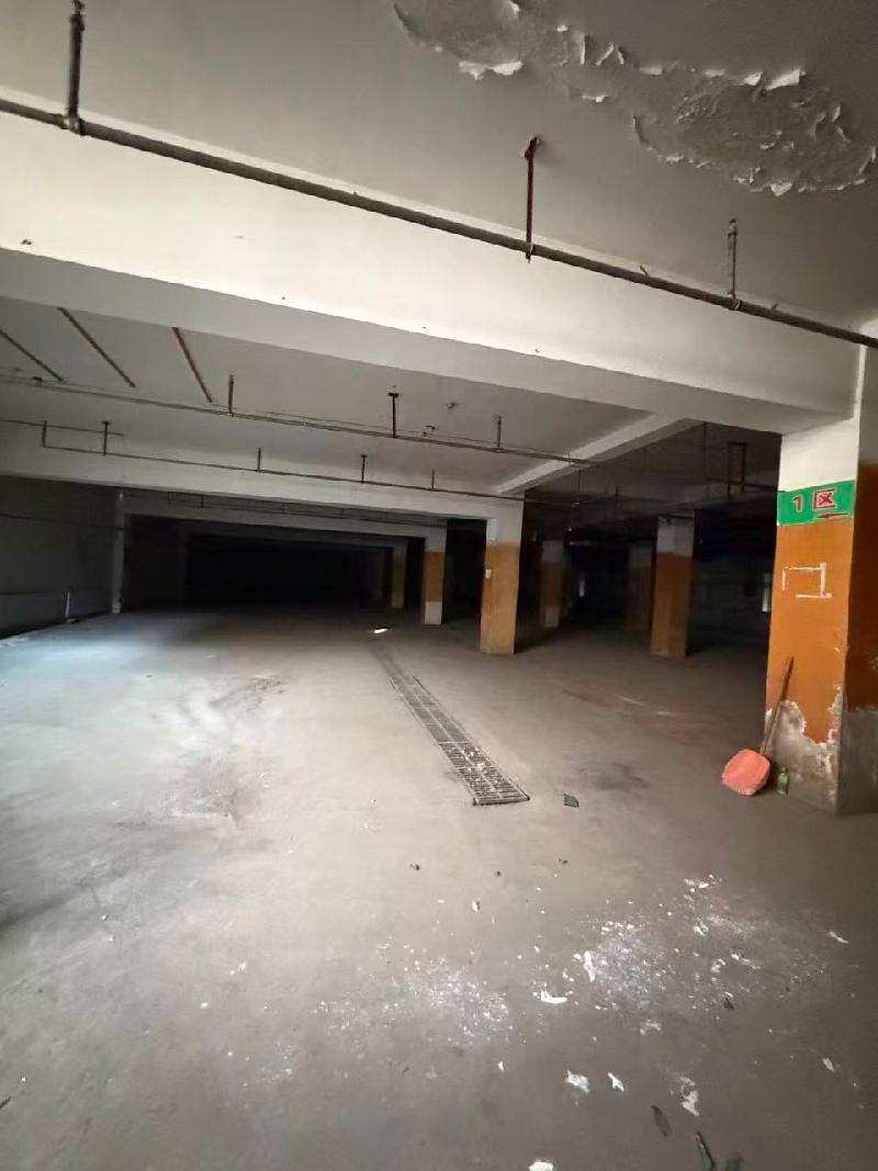 伊犁州财通位于伊宁市银城家苑四期3A底商-1层地下车库约2889.7㎡对外招租，租期三年