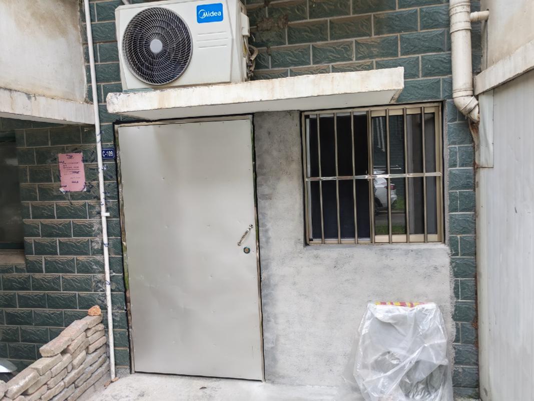 池州市贵池区迎宾花园小区A、D、E区16间储藏室及1间车库转让公告