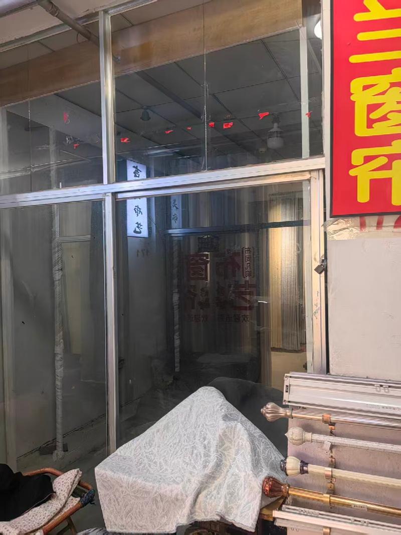 内蒙古自治区通辽市科尔沁区批发城鞋帽针纺楼二楼2个商铺独立出租（年租金均为1300元，租期均为3年）