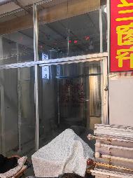 内蒙古自治区通辽市科尔沁区批发城鞋帽针纺楼二楼2个商铺独立出租（年租金均为1300元，租期均为3年）