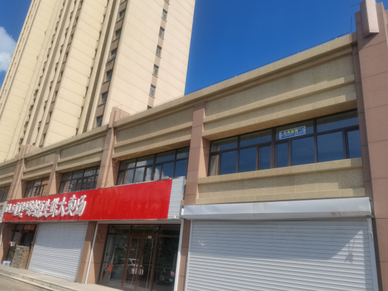 标1.位于内蒙古兴安盟乌兰浩特市新城街道山城福雅苑J区2-4门市约529㎡出租（租期：3年，租金底价12万元/年）