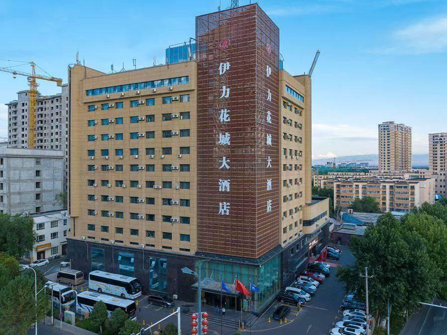 新疆伊犁花城宾馆有限责任公司位于伊宁市胜利街98号伊力花城大酒店餐厅约1588.17平方米对外招租，租期五年