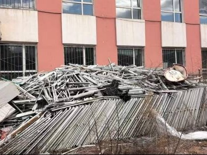 牡丹江市第十六中学塑窗、桌椅、暖气等一批报废资产捆绑转让交易公告