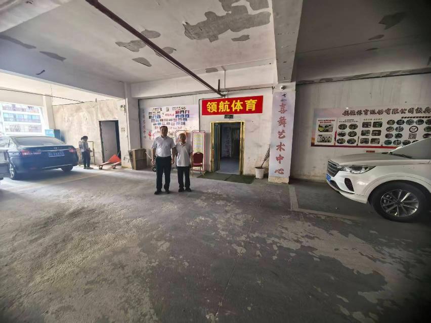 广西XXX环境科技有限公司、文X，2户债权整体。转让公告
